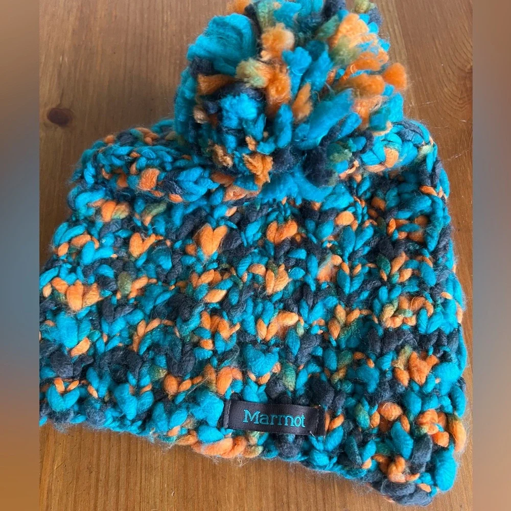 Women’s Marmot Winter Pom Hat, one size. - Picture 4 of 4